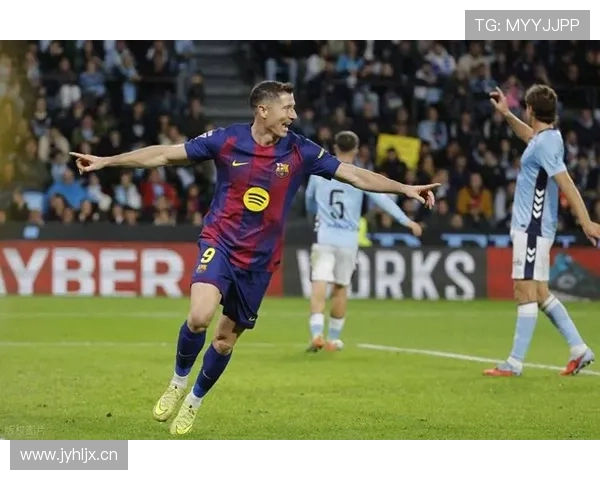 莱万多夫斯基在巴萨体系中的角色变化与战术适应解析